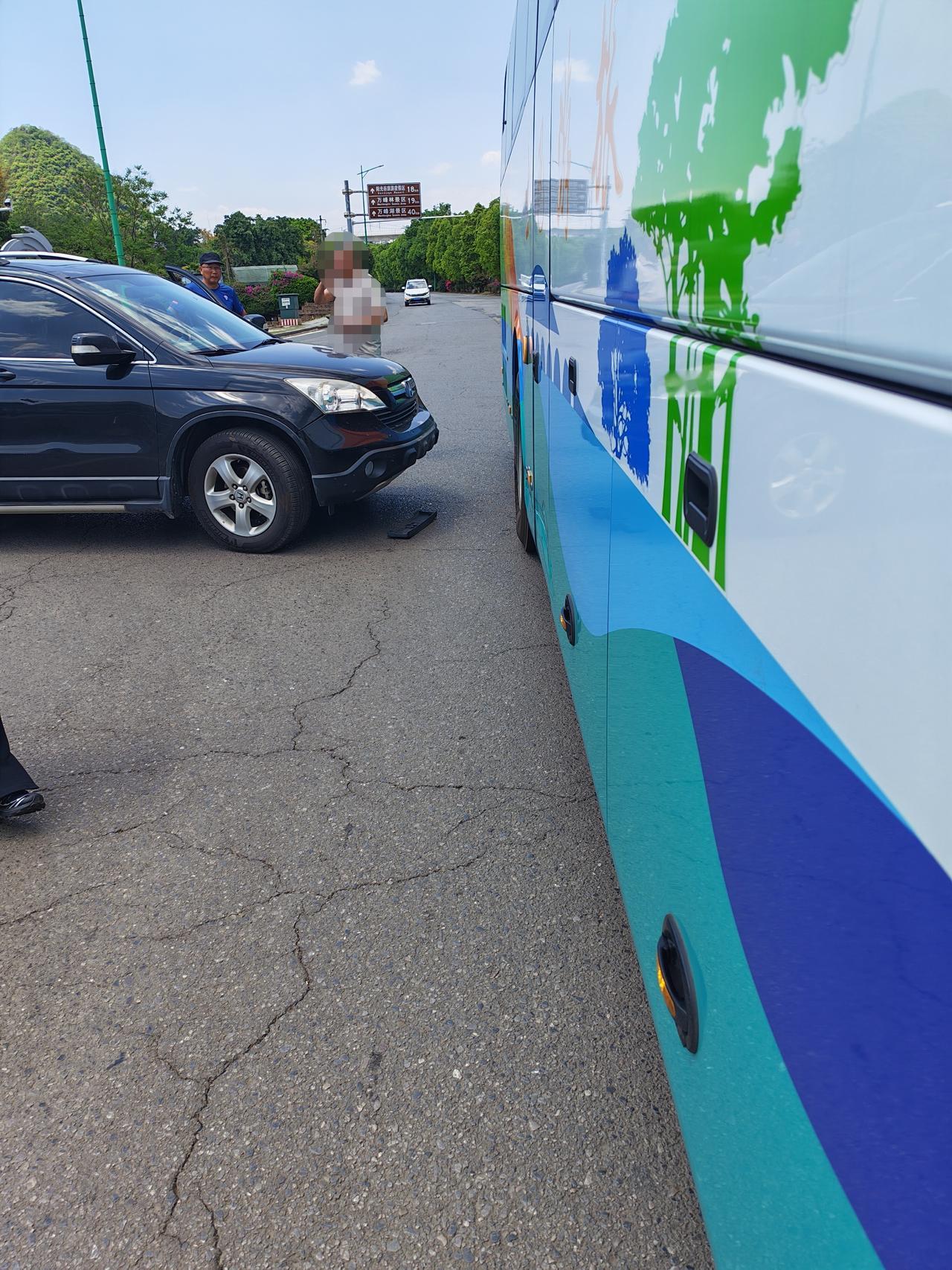 我们旅游大客被一辆私家车顶了一下，现在走不了了，正在等待警察。
我们大客右转，拐