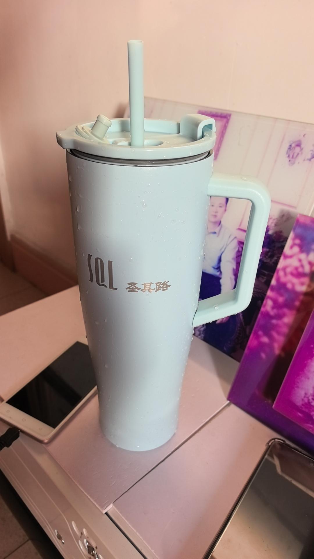 朋友送的水杯子，街头许多小女生都喜欢拎着这种大号水杯！