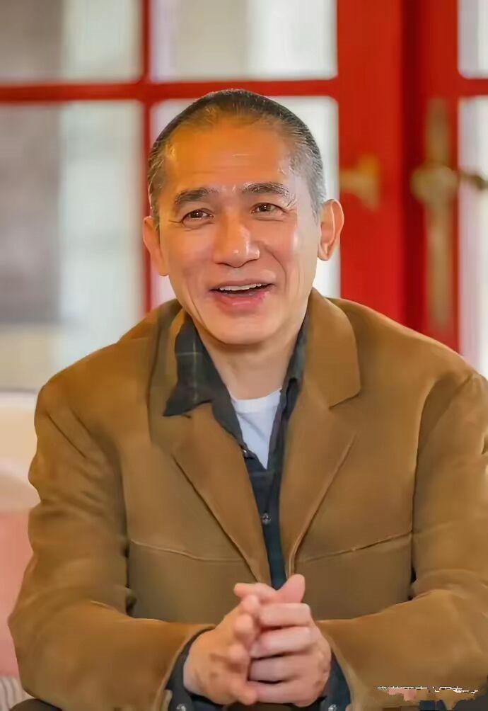 感觉梁朝伟和刘嘉玲这对夫妻有点奇怪，也可以说是一种新型的夫妻相处模式。

两人在
