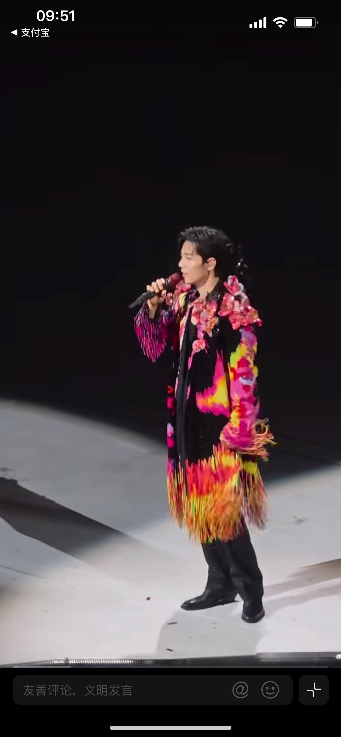 肖战在台上直接换衣服，该片段出自肖战演唱会现场，也成了近期热议的名场面。演出进行
