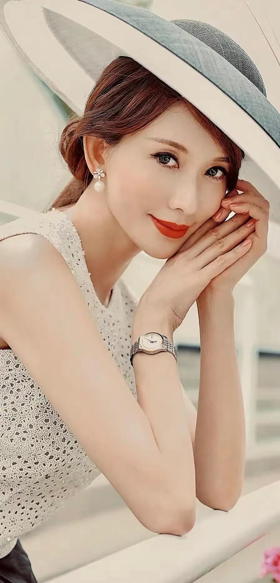 你觉得女人最重要的是美貌还是人品美貌只是一时皮囊，人品才是长久底色，善良正直远胜