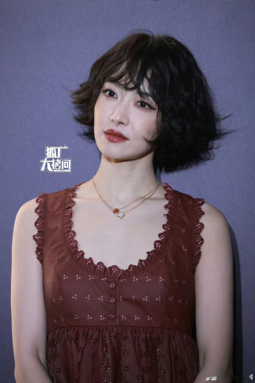 想想妆容服装好一点，可以像暮光之城读心术美女那种俏皮明媚 