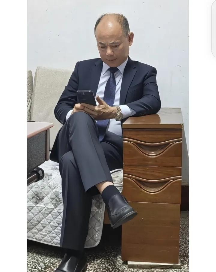 西安赛格国际购物中心回应:对于商户严鹏先生的离世深感悲痛。原来就在今年5月，严鹏