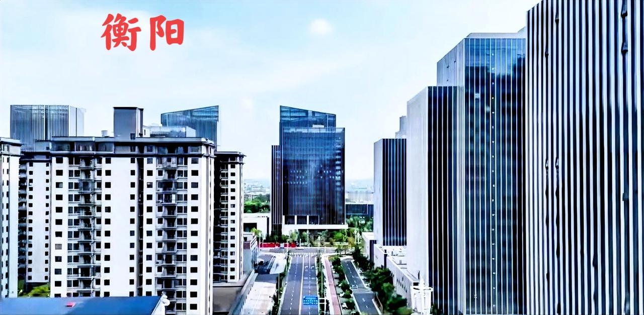 衡阳陆家新区，这样的玻璃写字楼看起来高档，实际上陆家新区这地方好多年都没有什么大