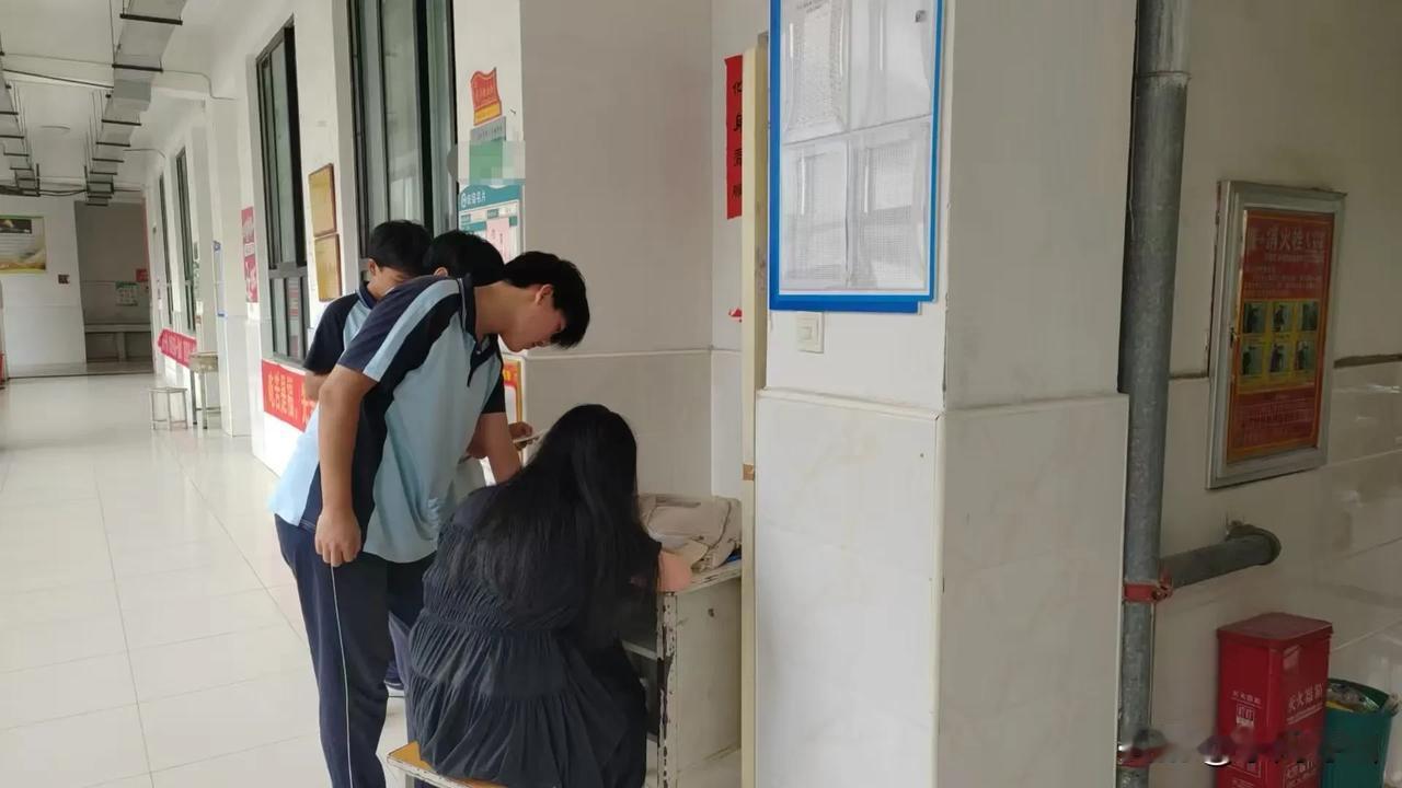 做题的时候肯动脑子，
学数学算是开窍了。

现在的孩子，因为作业多，只要老师布置