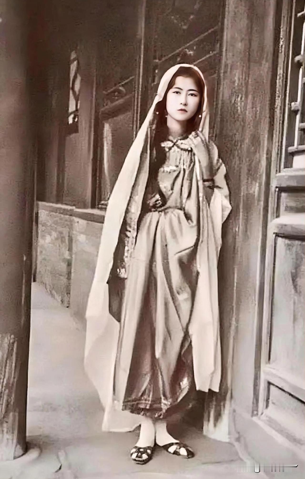 这才是林徽因年轻时候的真实模样，不是演员饰演的角色！这张珍贵的老照片摄于1924