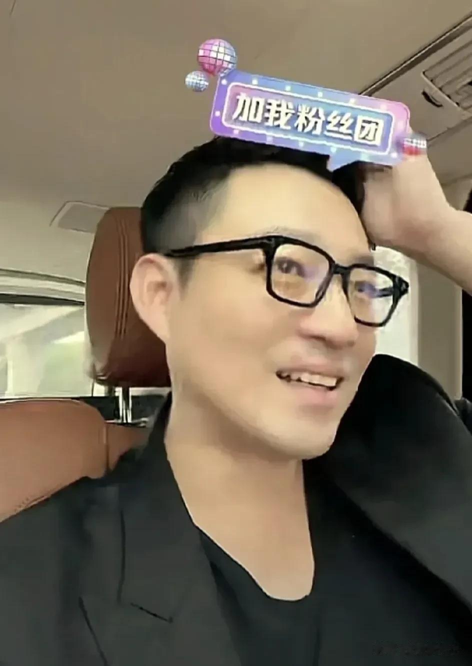 现在的汪小菲真的是春风满面，心情大好，因为她终于见到了自己的孩子，最近两次飞台北