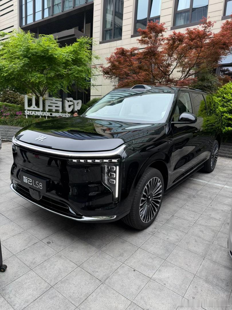 开上智己ls8 了试驾车4种颜色黑白银和象灰这四辆车摆在一起感觉白的更好我的试驾