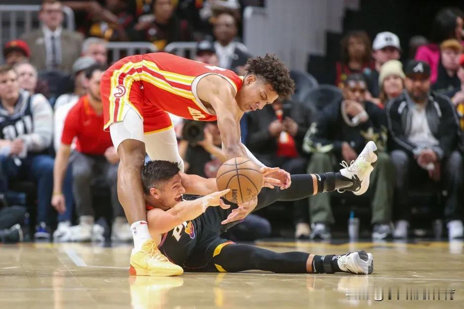 太阳输球输人，老鹰爆冷，弃婴再成关键先生
北京时间2月3日，NBA常规赛正在如火