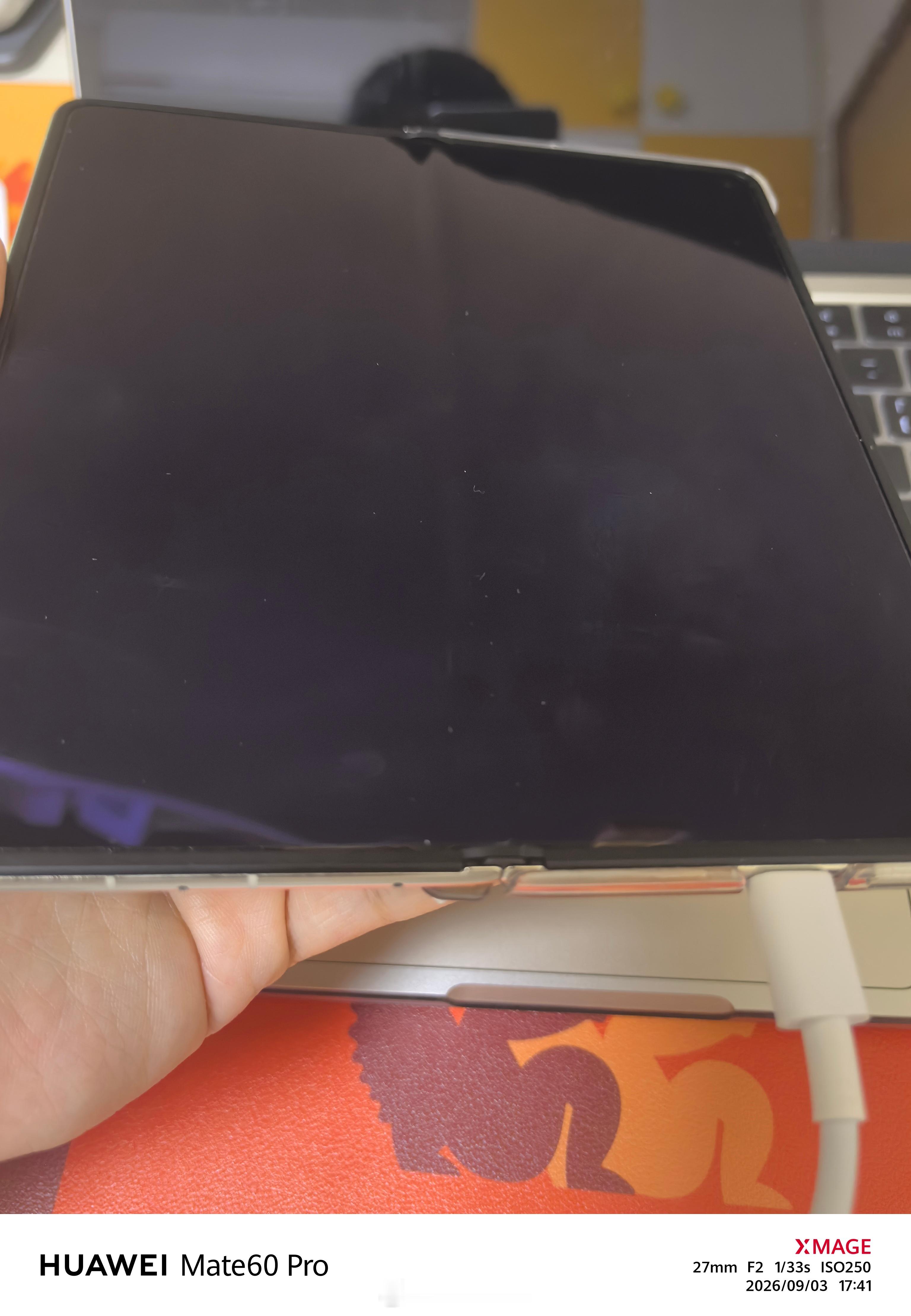 曝iPhoneUltra无折痕失败折叠机怎么可能做到完全无折痕呢。能实现的话，华