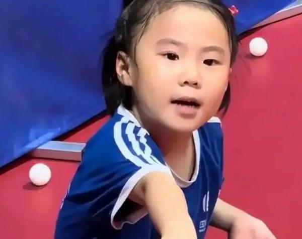 10 岁小女孩郭依嘉，在上海刚结束的全国少儿乒乓球锦标赛上，独自一人拖着行李去参