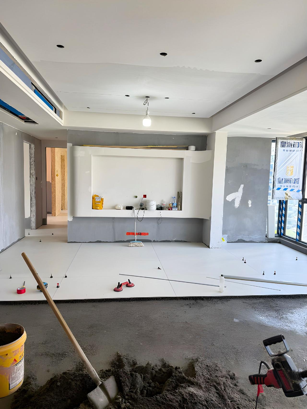 今天继续看一个贴砖的工地吧，
来自于双流这边的云璟林著，是全屋通铺，就目前的感受