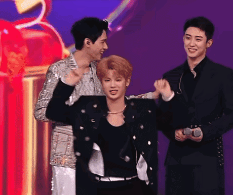 黄明昊跳的叫什么舞蹈啊？耍猴似的，直接把龚俊乐得不行——表情管理——这四个字都忘