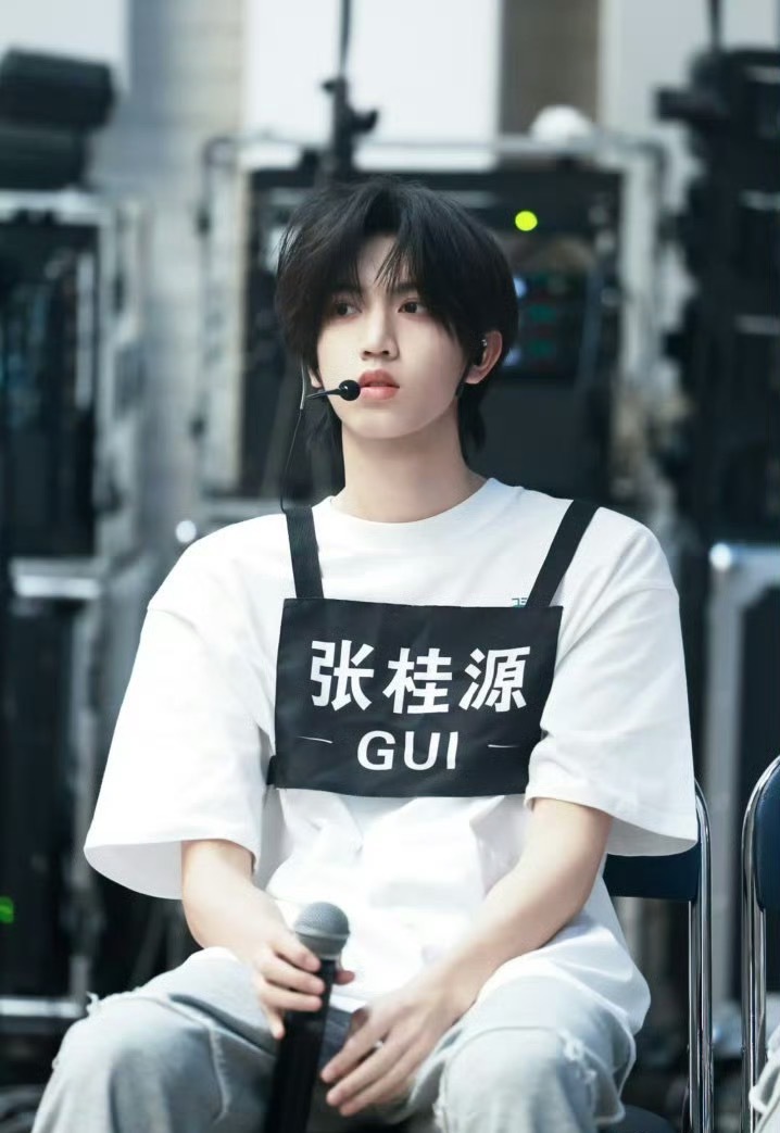 张桂源低音炮是天赋谁还没听张桂源改编版《眼鼻嘴》！低沉磁性的低音氛围感拉满，衔接