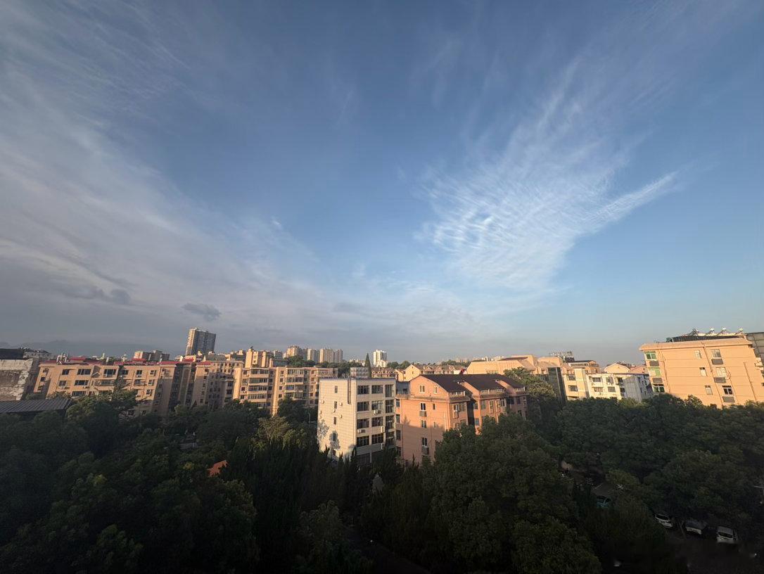 周日，咖啡热美式 喝了，早上好 晴朗☀️燥热，生活手记 “比起有人左右情绪的日子