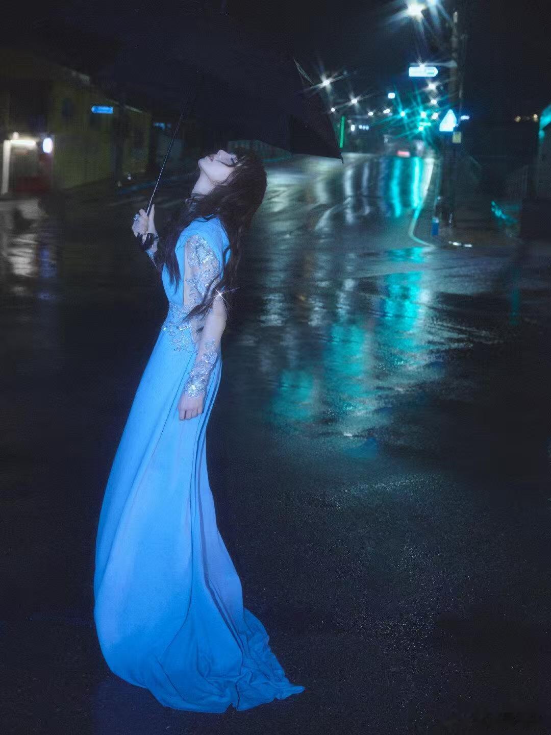 田曦薇踏步进场好萌谁能拒绝田曦薇这种反差，脸蛋软萌像小甜豆，进场步伐帅气利落，一