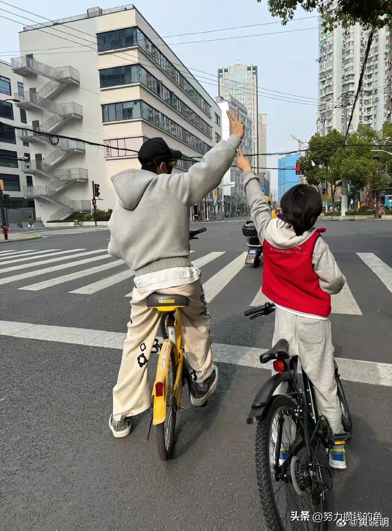 亲子骑行，快乐时光！🚴‍♀️👨‍👧‍👦