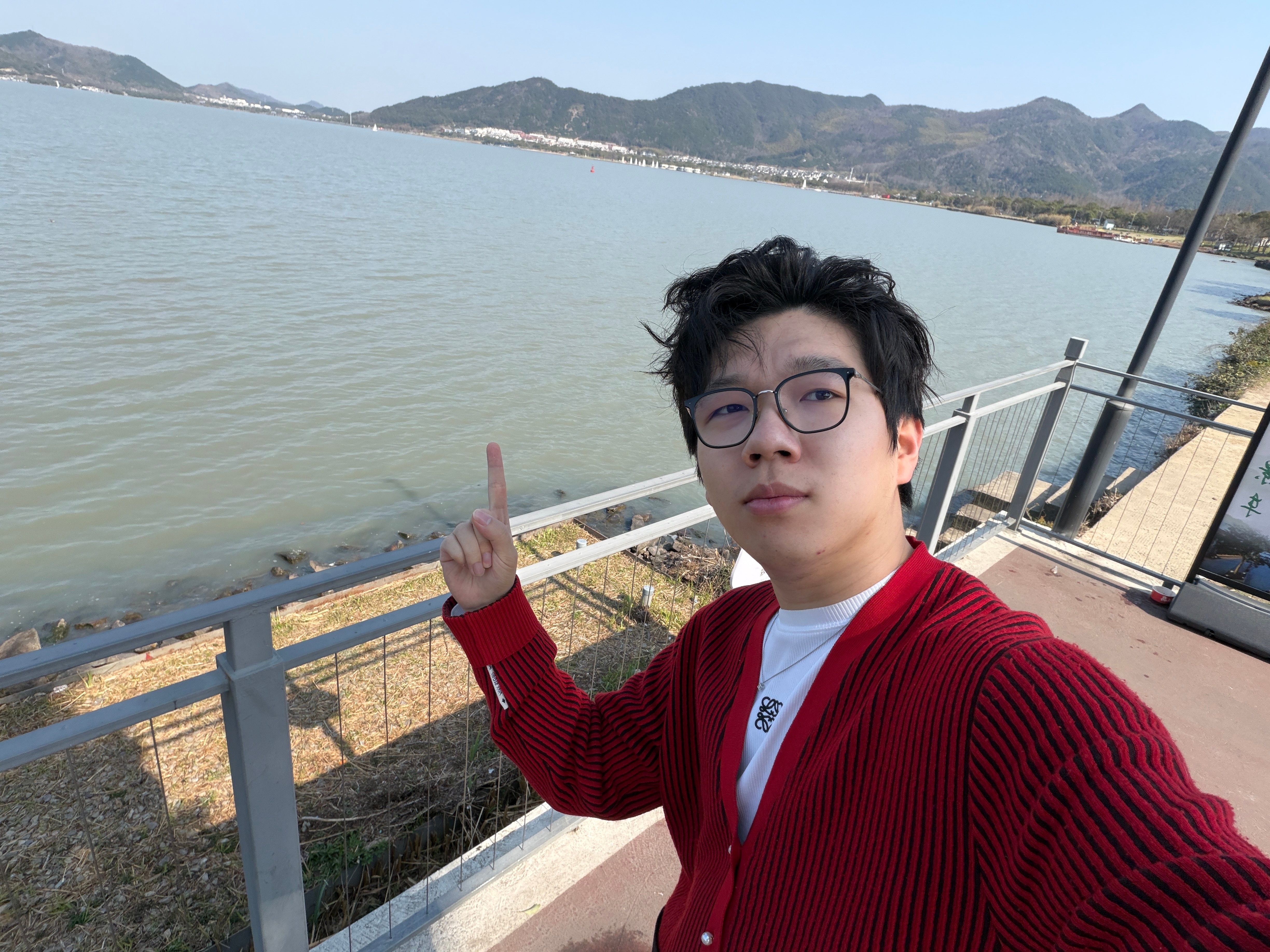 甭管河、湖、海，有水的地方就会很开心。