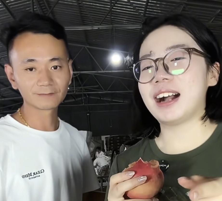 厉怀远这几天跟接力一样
送走二姨迎接三水
二姨7月18号全天直播都是在她自己账号