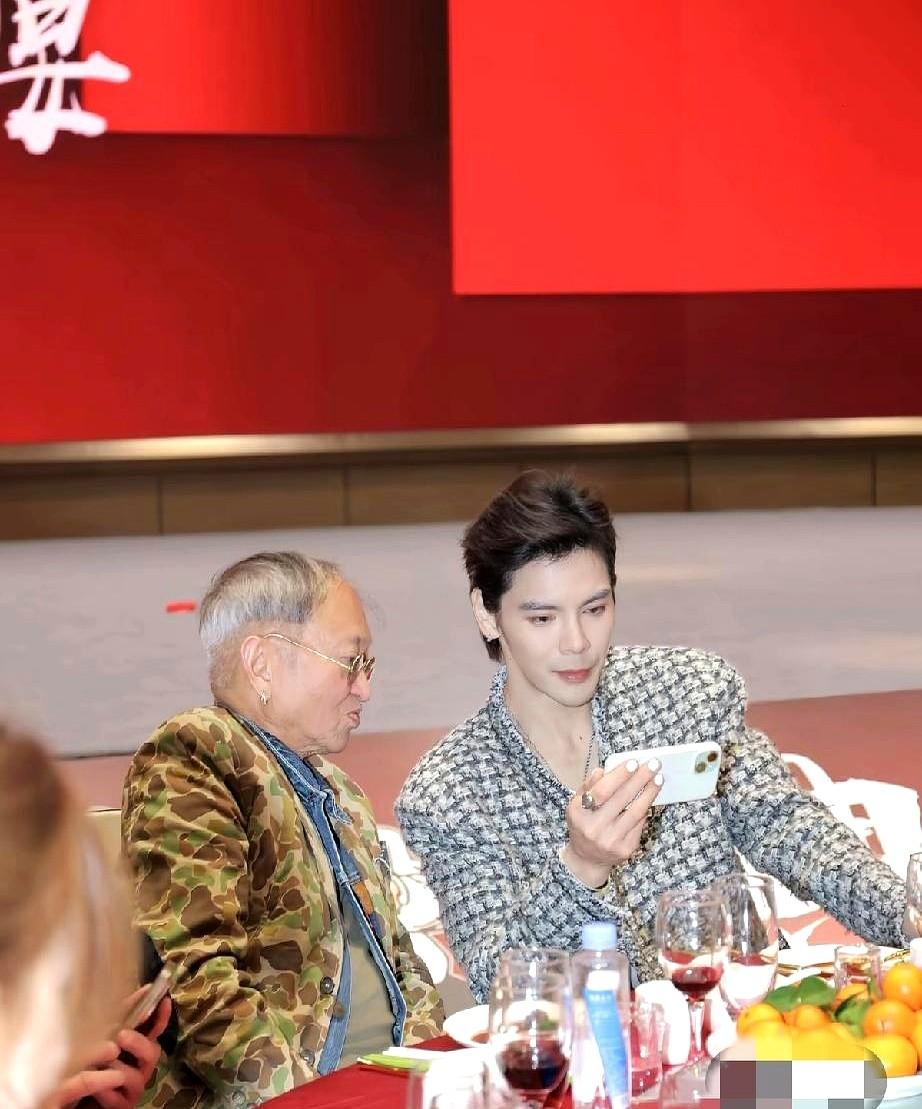 向太教育孩子挺失败的，向佐最近没热度了，又开始奇装异服吸引眼球，他参加王晶的晶典