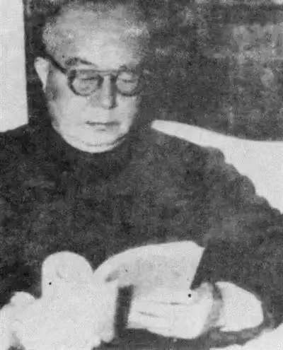 1949 年南京机场，宋美龄握着蒋介石的亲笔信，望着面前白发苍苍的陈绍宽。这位昔