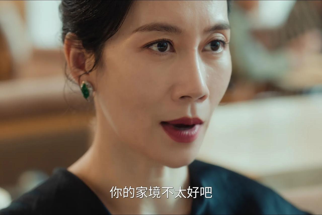 未来的豪门婆婆是怎么看出许妍的家境不太好的？

其实有很多细节都能看出来：许妍会