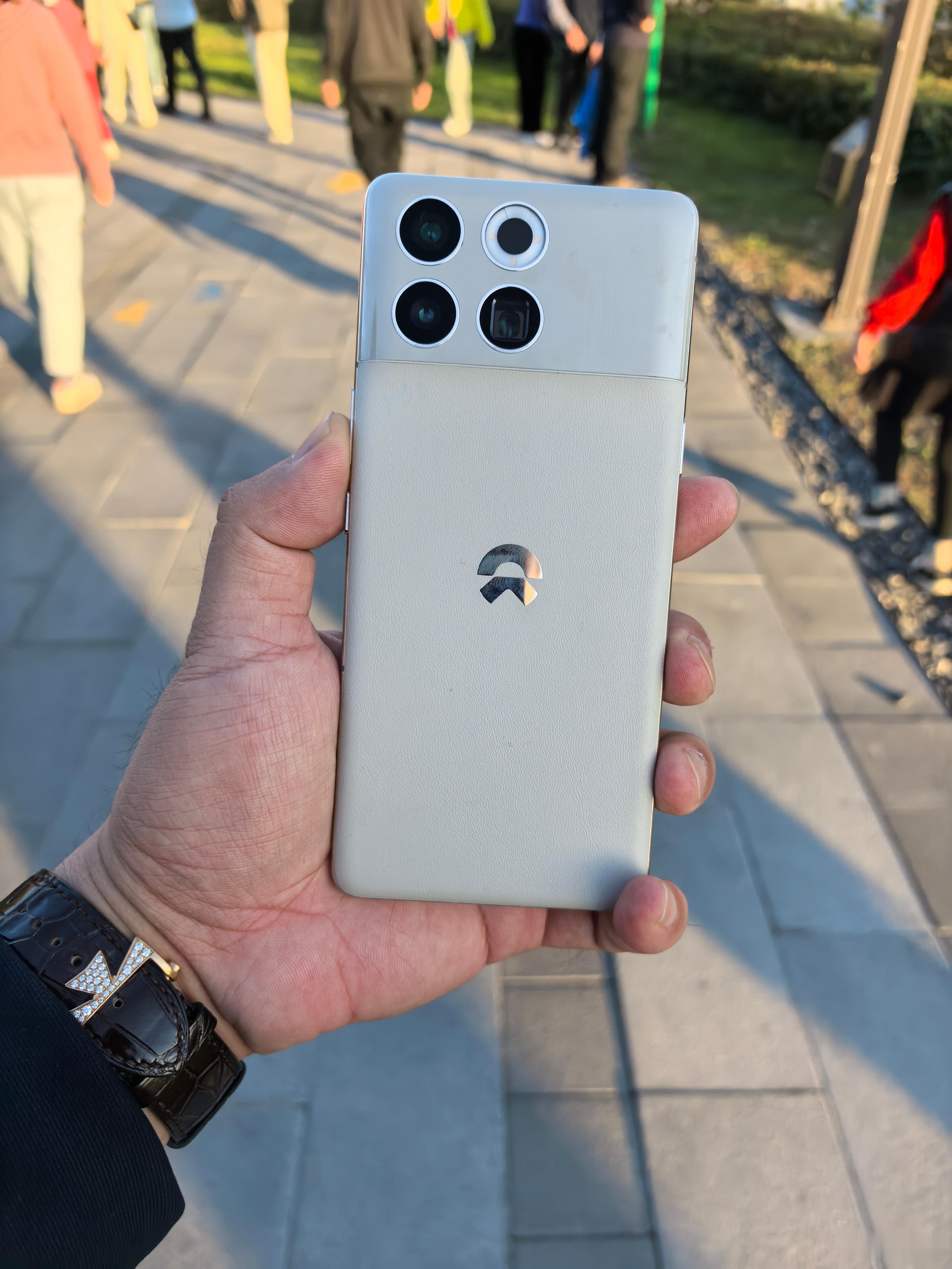 niophone一代当备用机，蔚来的审美品味真是没得说，一年了，外形依旧遥遥领先