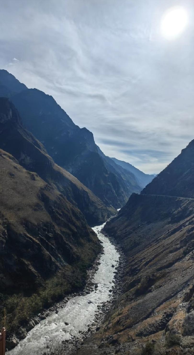 25号中虎跳落水男子，截至到目前仍未刷到“已找到”的消息。
上虎跳有护栏，但中虎