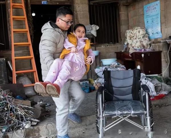 陕西小伙跨省来见女网友，见面后才知女方双腿残疾，并且父亲靠捡破烂为生，女网友本以