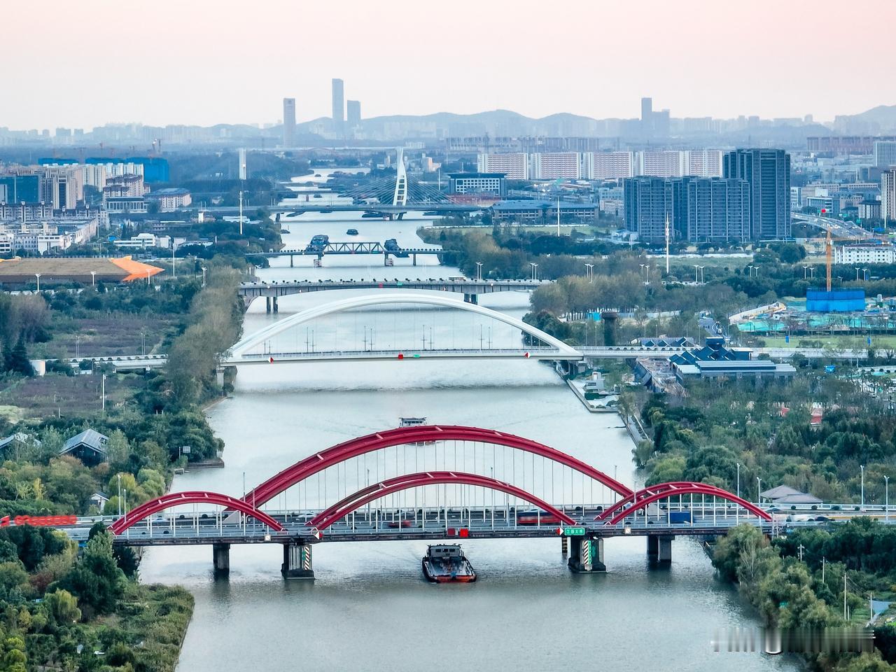 不用挤景点，沿着扬州大运河边走走停停，就能捕捉到扬州最治愈的秋日时光～
趁秋意正