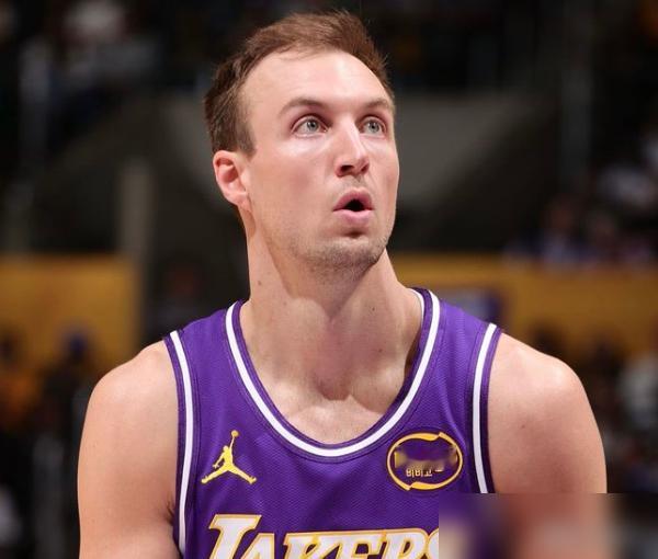 湖人上亿合同砸手里了，关键时刻，你才发现奥斯汀里夫斯根本不敢出手。
别看他常规