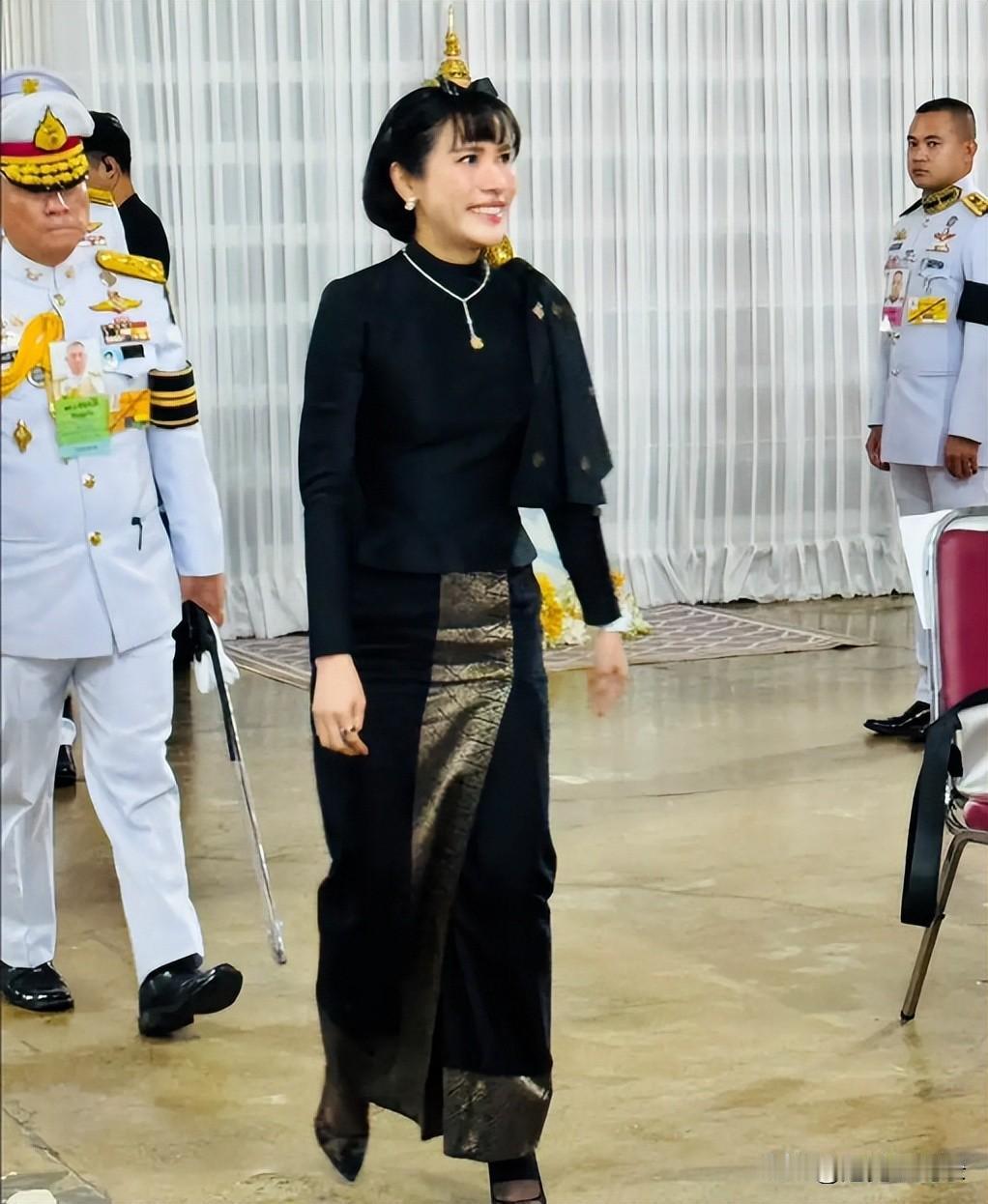 今天，9月23日，久违回国的诗妮娜贵妃在曼谷的吞武里大学，主持佛法之舟的皇家佛法