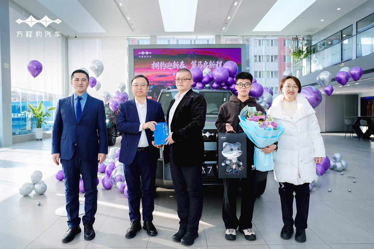 由于方程豹钛7上市之后销量太大，王传福也亲自出马为钛7车主交付，他看到了钛7的成