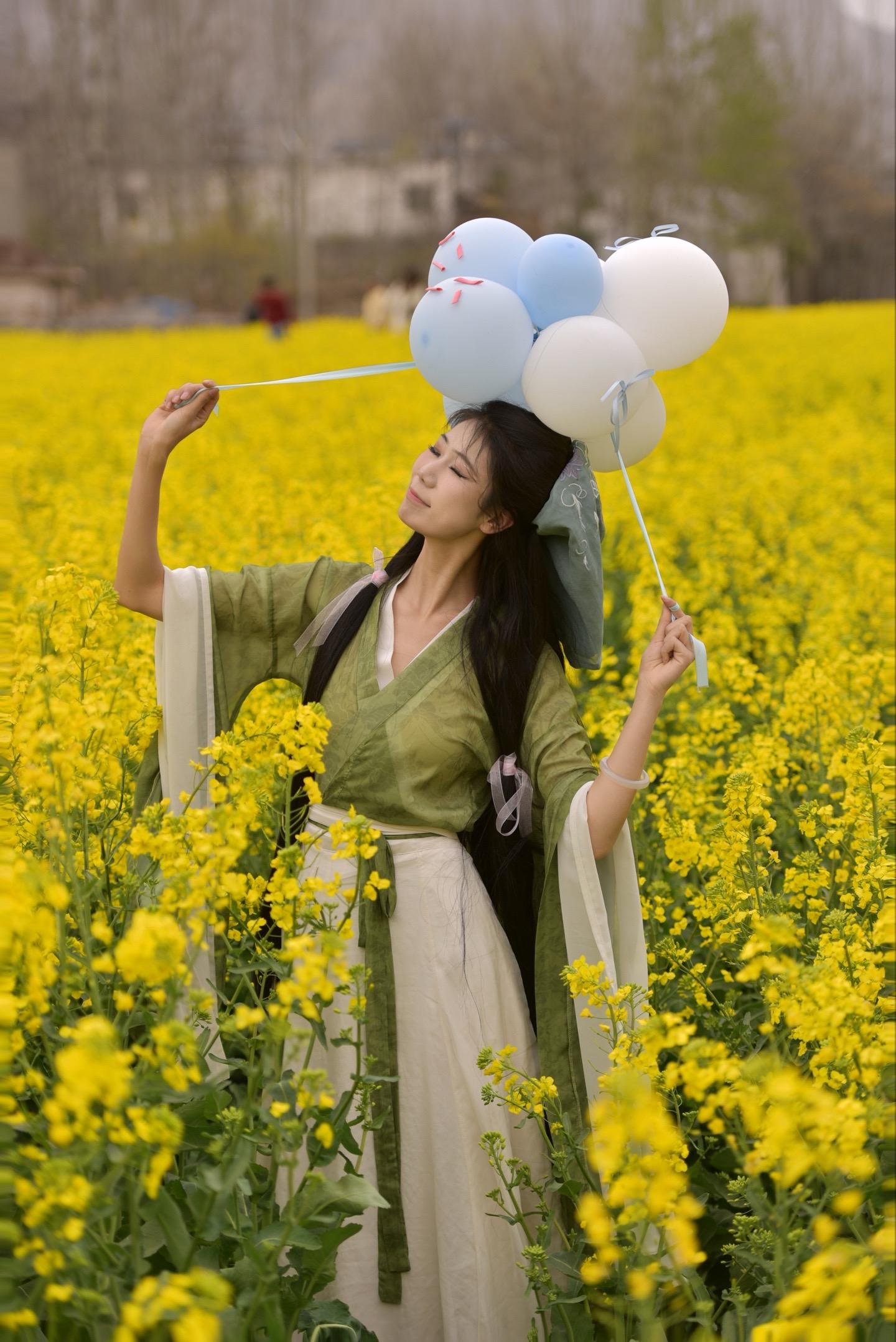 “好不容易下山啦，多陪陪我嘛师姐。”