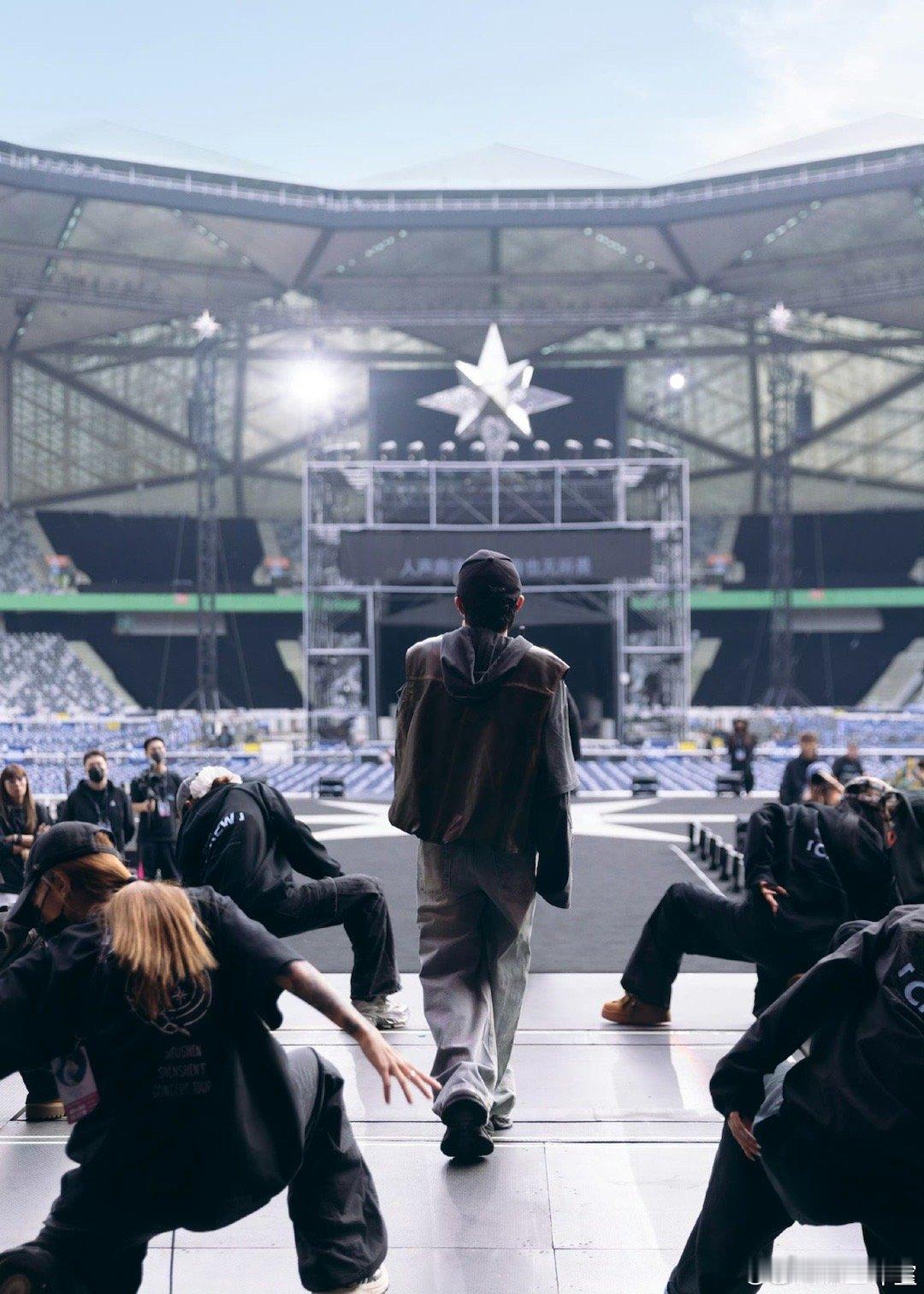 周深在舞台上开牧场粉丝跟着应和像羊群合唱，活脱脱开了个欢乐牧场！歌声飘着飘着就绕