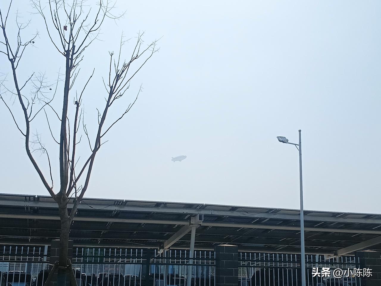 今天中午吃午饭的时候，恰巧在公司食堂外面听到一阵马达的嗡嗡声。抬头一看，是一艘飞