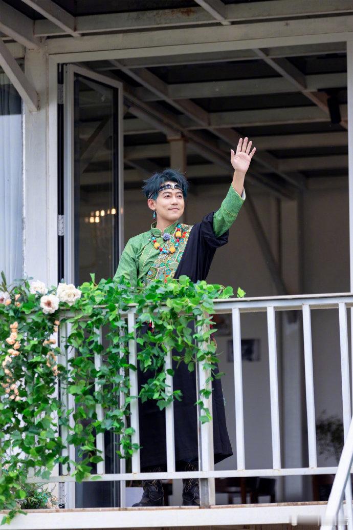 苏醒苏醒这张照片算工伤快乐老友记救命！这镜头是来砸场子的吧！苏醒骑马侧拍拍成这状