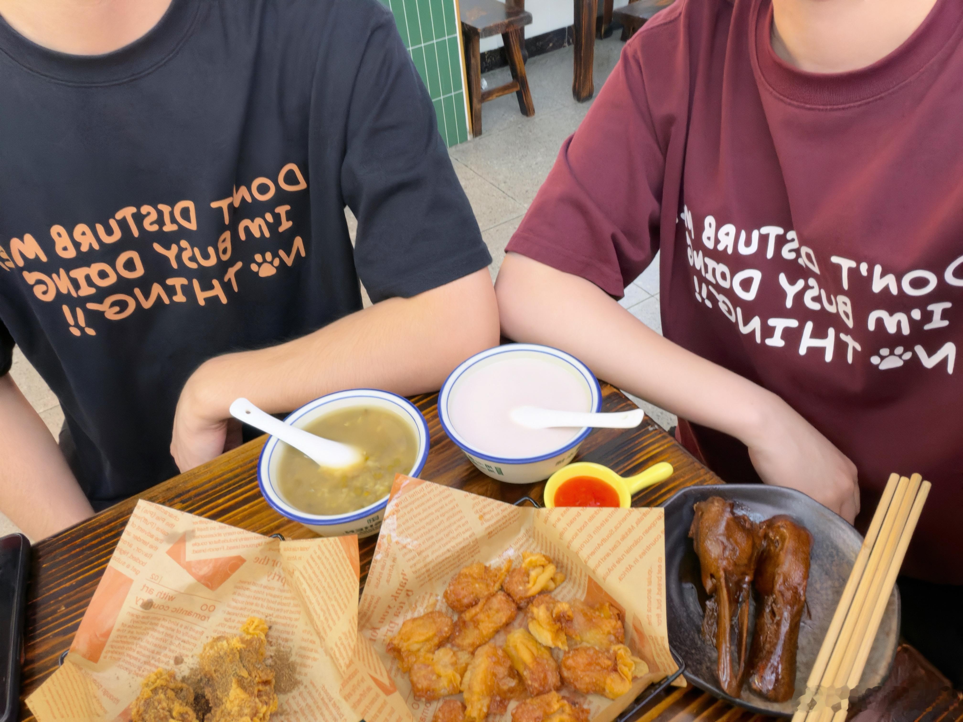 大漫出门的时候我还在睡觉，他穿哪件衣服我也没留意，等见面发现我俩穿的一样哈哈，虽