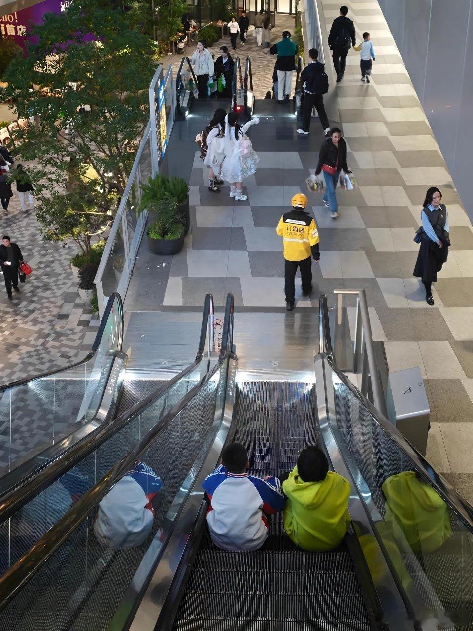 一张图片居然同时出现这么多不同的人生。 