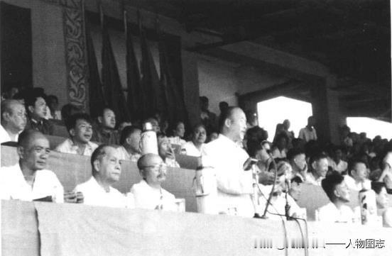 1964年，李达(前排左四)在全国少年田径运动会开幕式上讲话