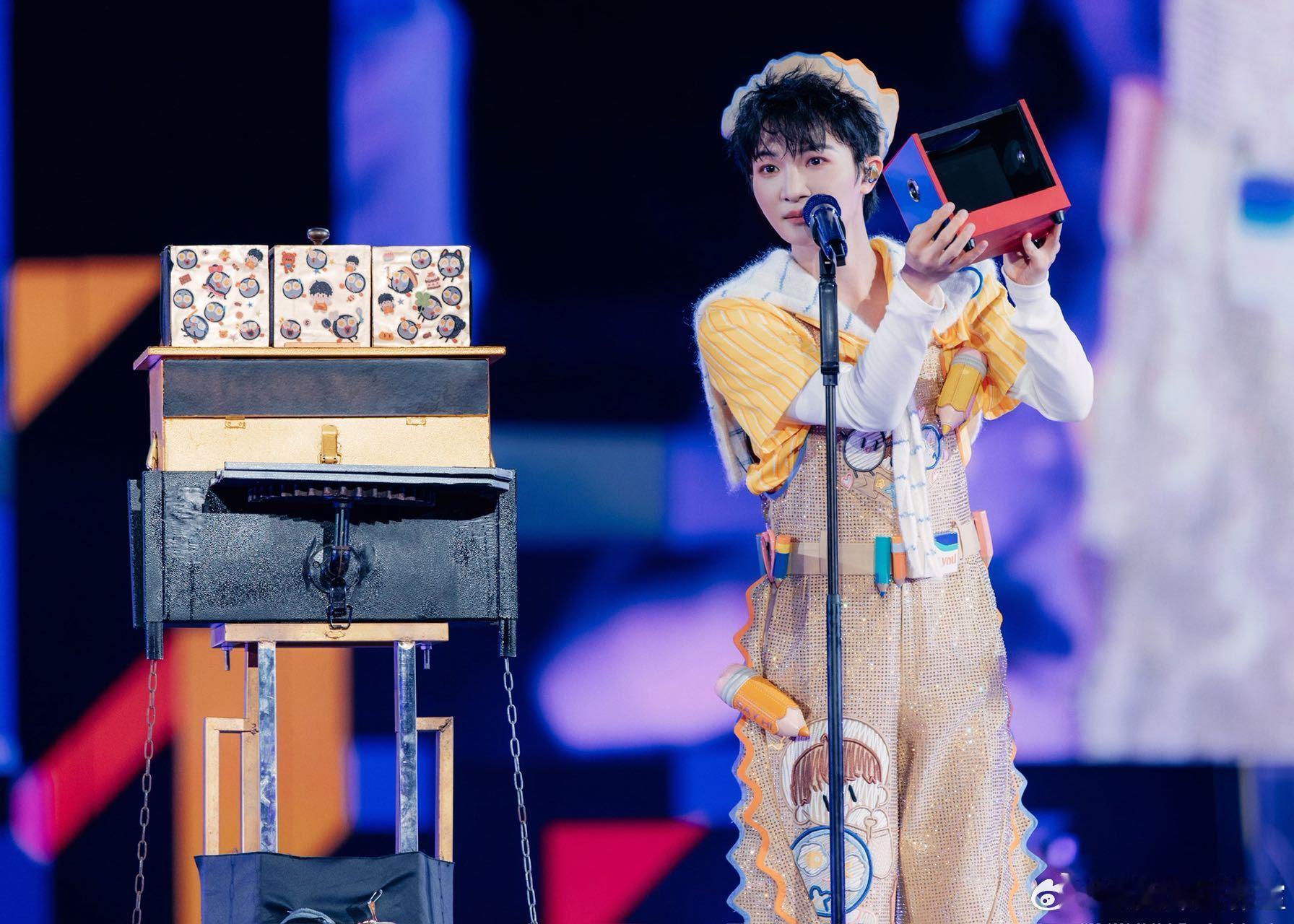 周深学了2年才敢表演的魔术 咱就是说，周深太有毅力了，花两年时间钻研魔术，在巡演