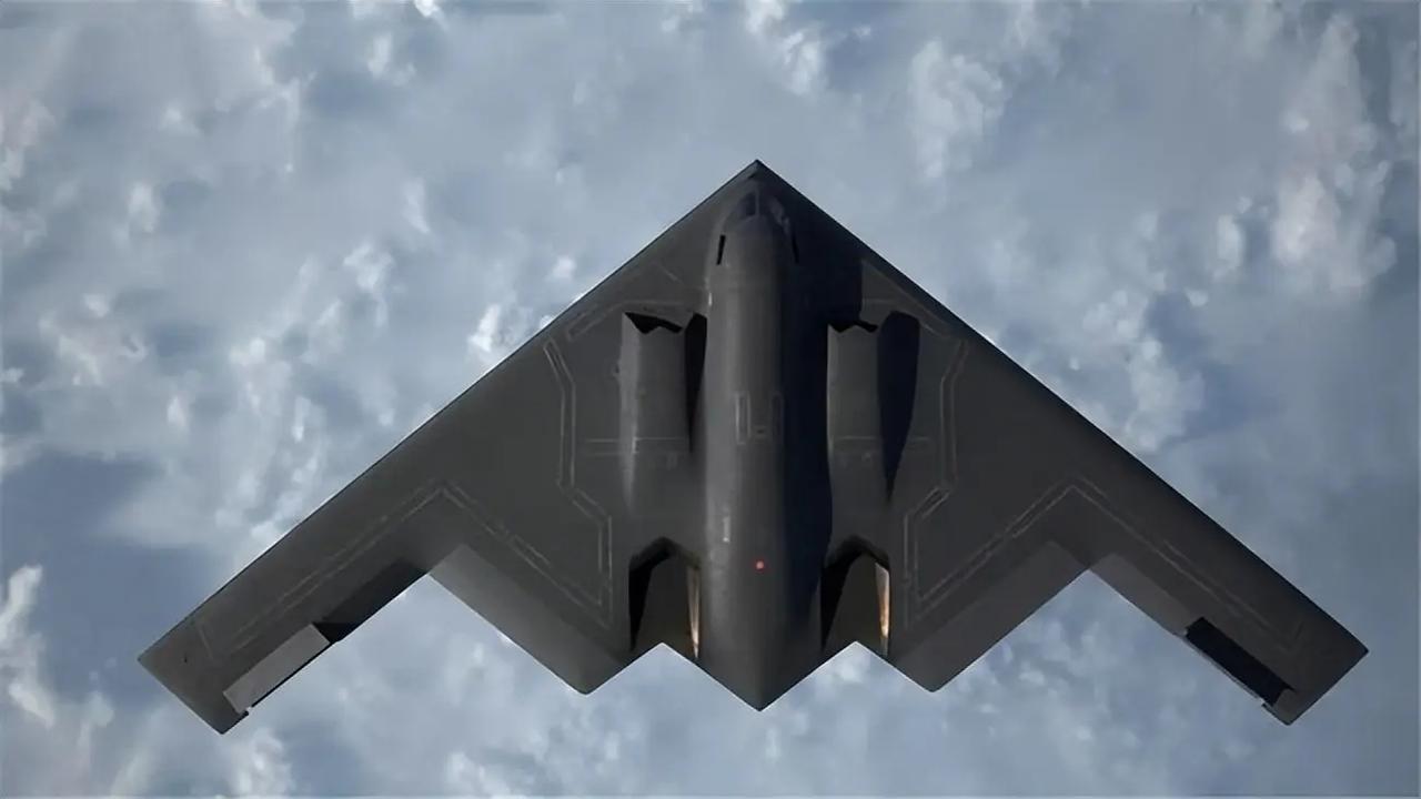 B2隐身扔铁炸弹，对比轰六空射惊雷，谁的打法更实用？
很多军迷最近都在争论一个有