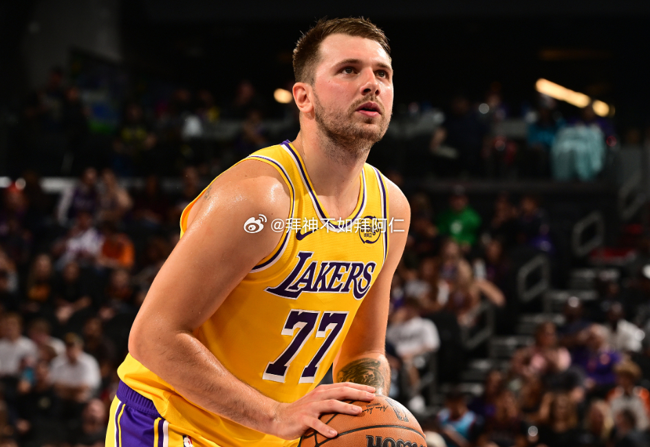 今日，NBA常规赛继续进行，湖人在客场挑战掘金。半场，东契奇12投6中，投篮命中