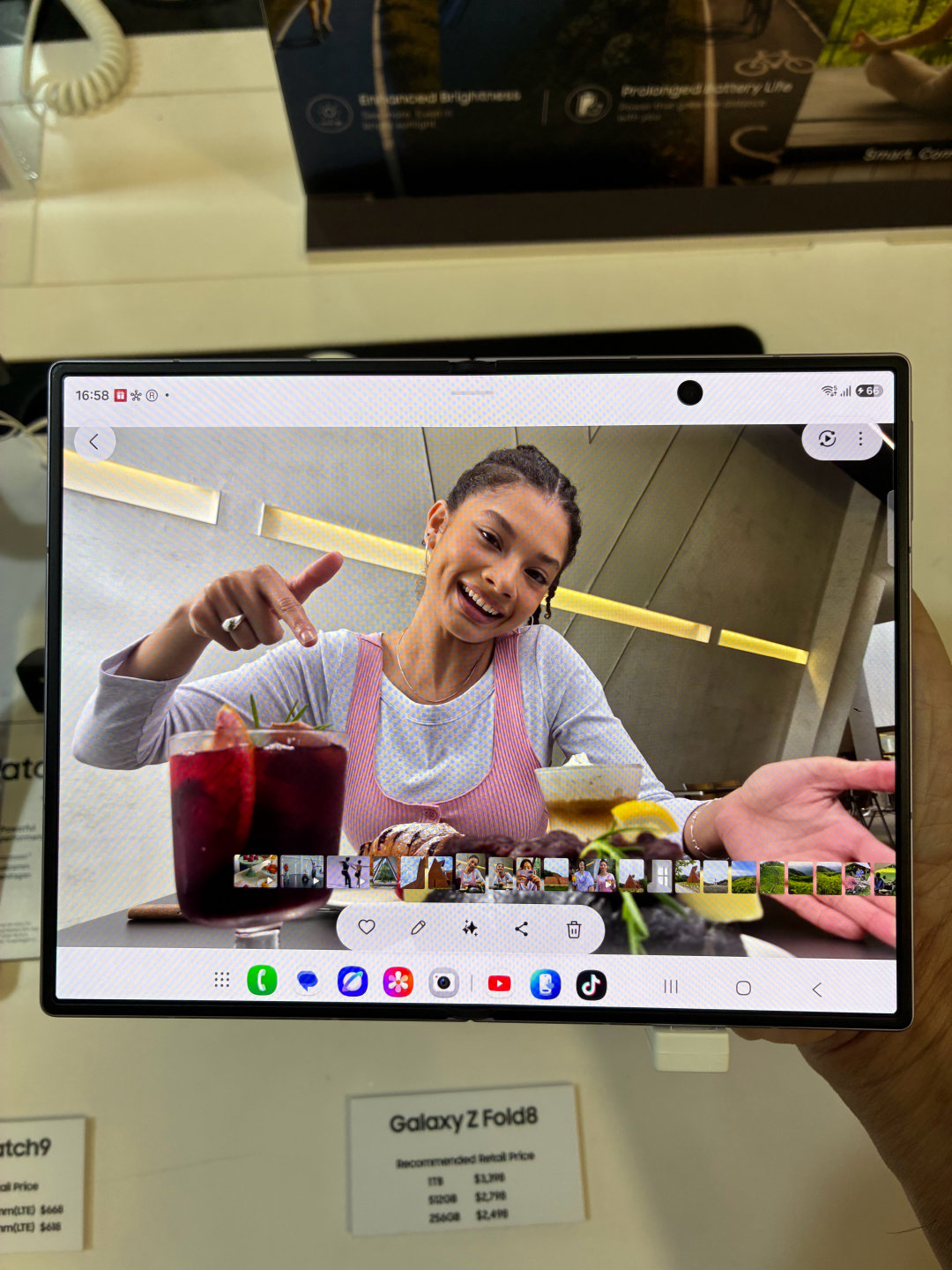 平板模式尺寸就像 iPad mini。但那丑陋的摄像头搞什么鬼？ 
