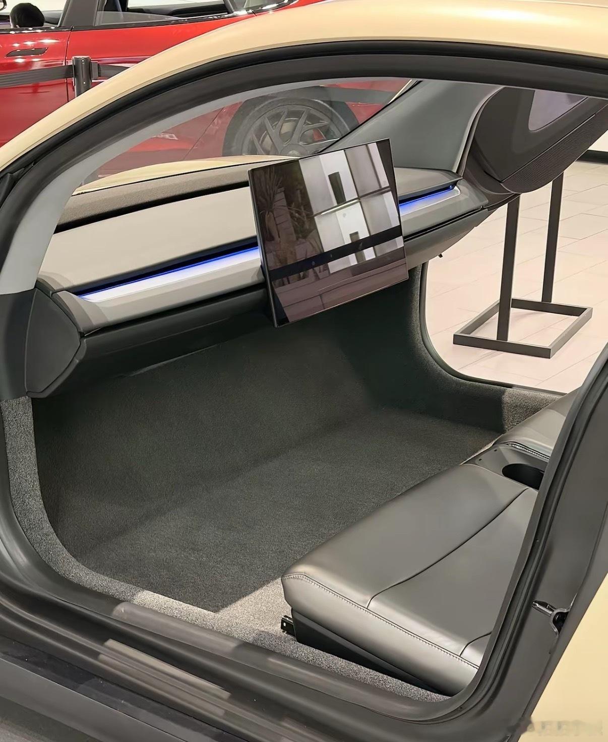 特斯拉的Cybercab真的没有驾驶盘啊，简直像个没装修的毛胚国产车：没有方向盘