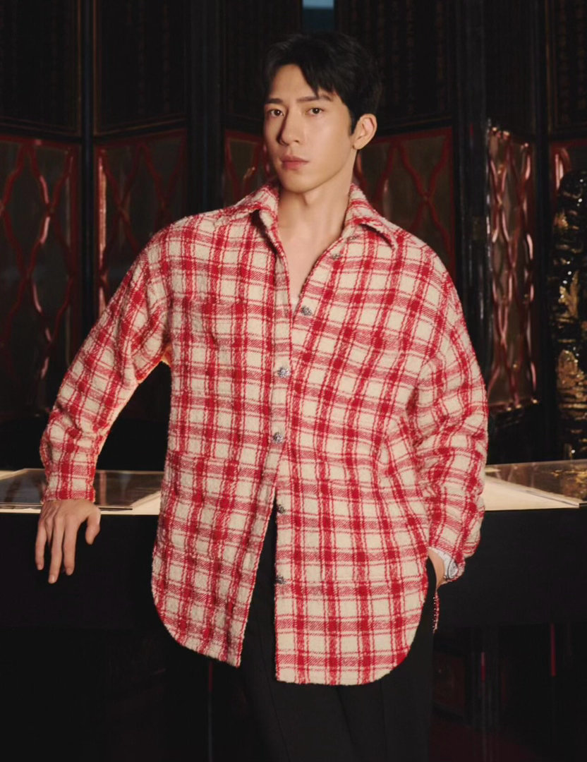 原来井柏然今天营业是秀恩爱，和刘雯5月份穿的衣服是一样的，香奈儿夫妇共享衣橱，夫
