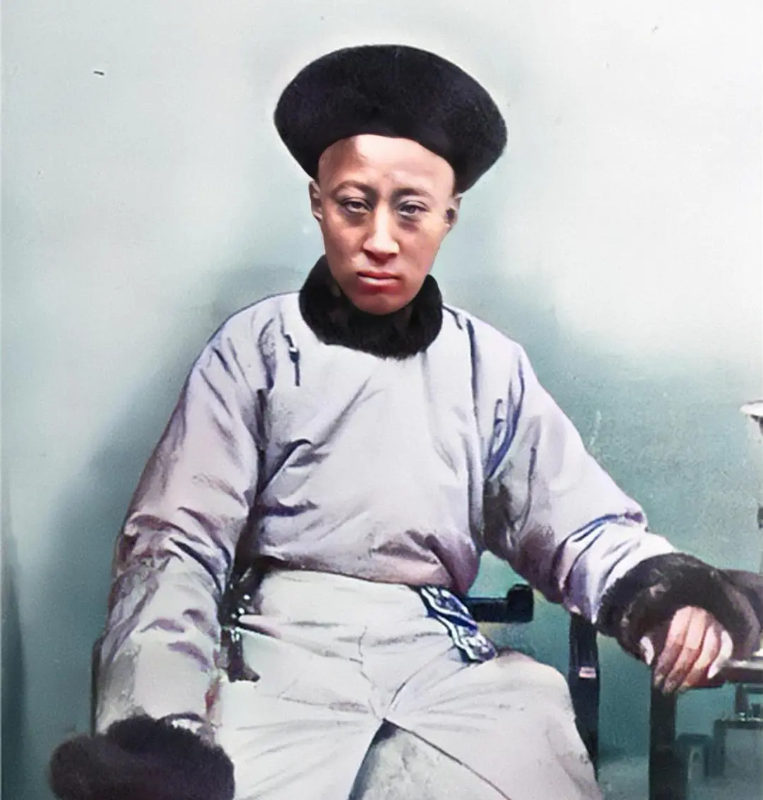 这张照片是恭亲王年轻时一张照片。他身穿常服，表情严肃。而立之年的他经历...