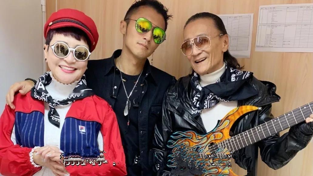 狄波拉亲自找谢霆锋，让儿子谢霆锋认错与张柏芝复合。

谢霆锋母亲狄波拉主动要求儿