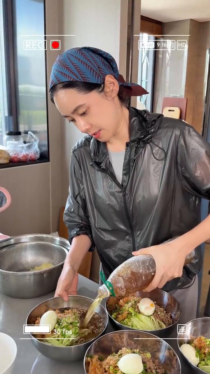吃饭了。
很劲道。
李老师。
哈喽宝宝们，马上吃午饭了，在家里简单做冷面吃。在门