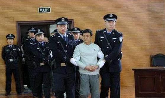 2016年4月14日，辽宁朝阳，被称为“盗墓祖师”的姚玉忠被押送法庭接受审判。
